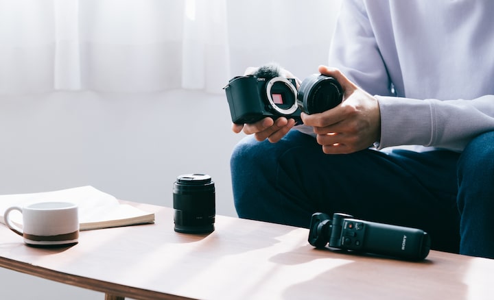Fotografia osoby meniacej objektív