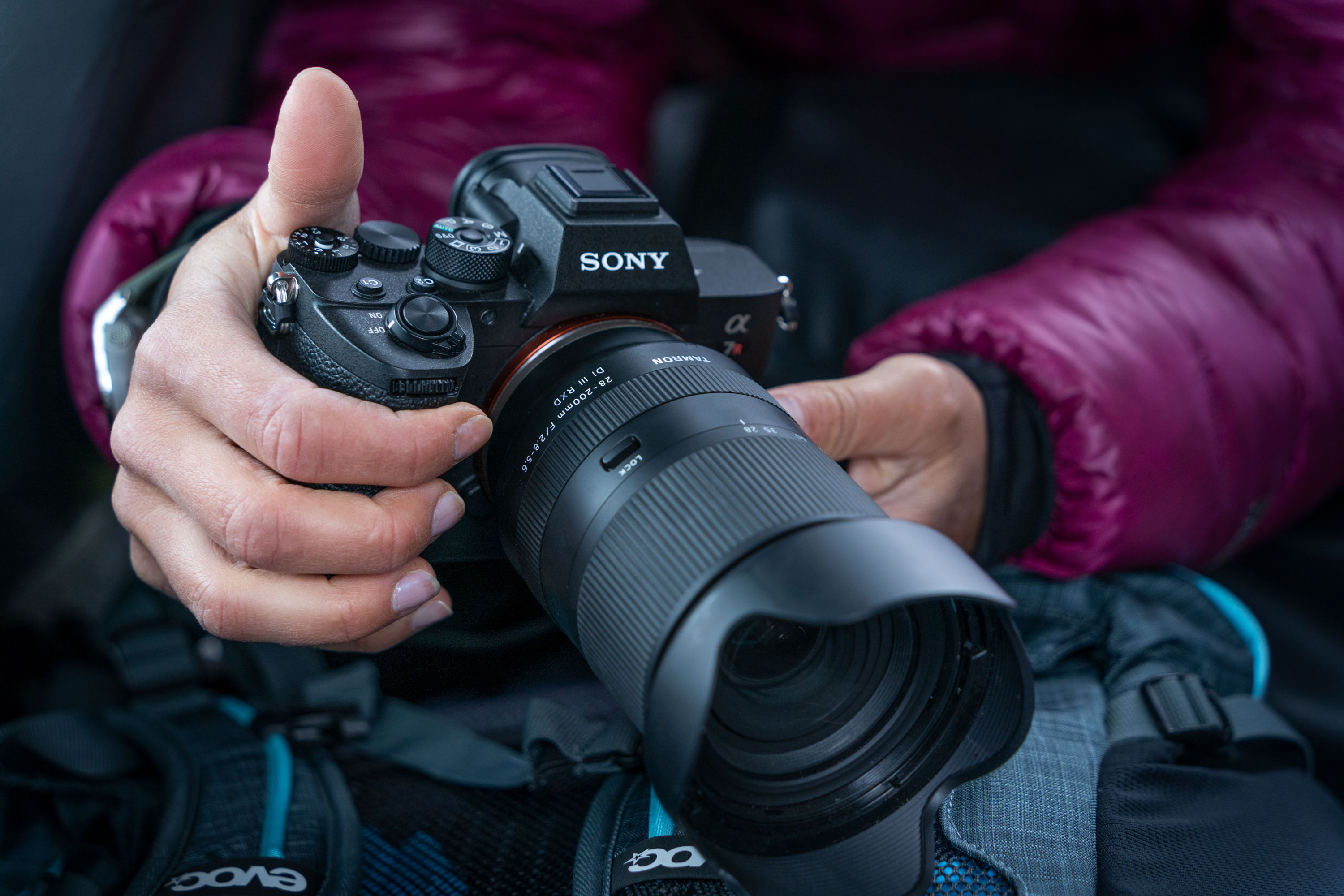Objektiv Tamron na fotoapar&aacute;tu Sony v rukou fotografa