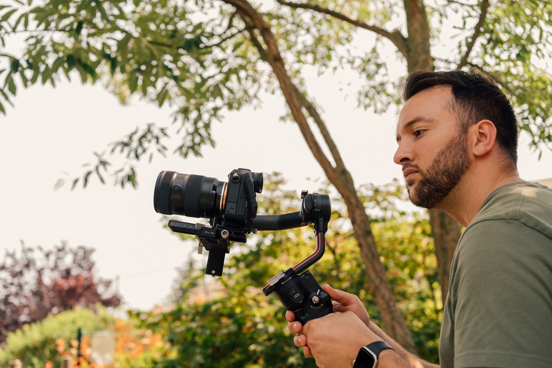 Compact, lightweight body and internal zoom for comfortable shooting